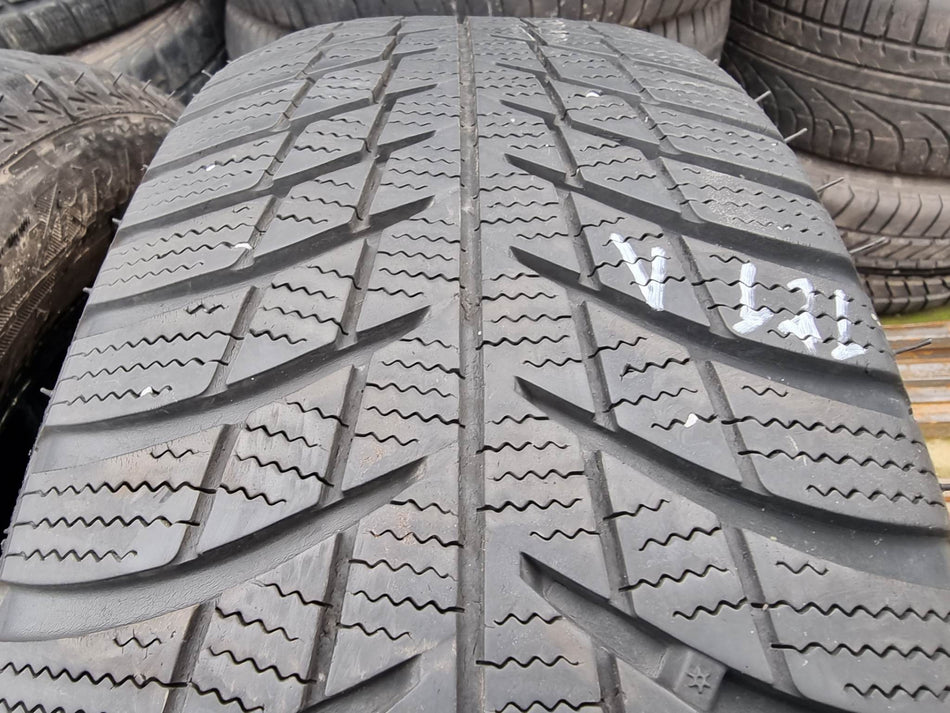 Гуми 215/65/17 BRIDGESTONE V121