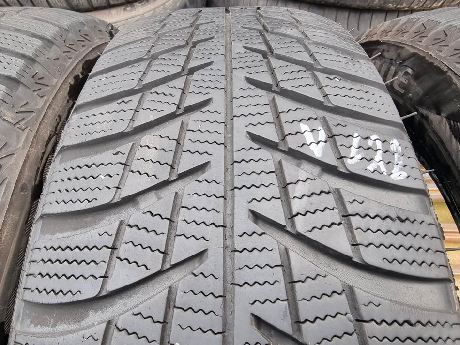 Гуми 215/65/17 BRIDGESTONE V121
