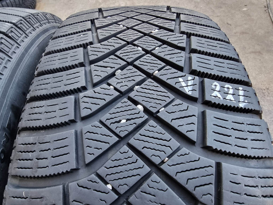 Гуми 215/60/16 Pirelli V221