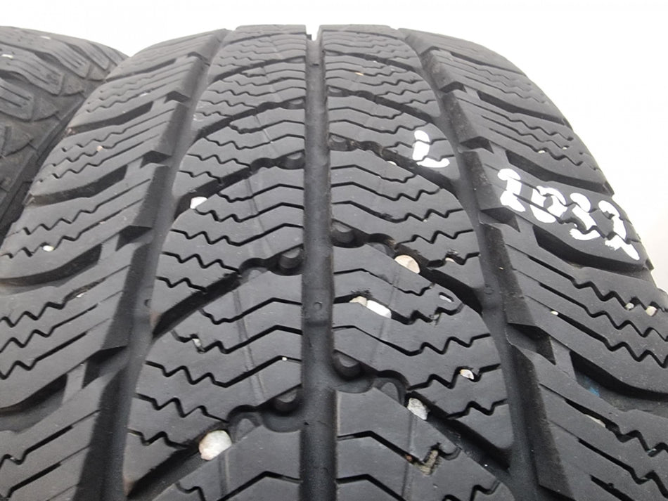 2бр зимни гуми за бус 195/60/16C UNIROYAL L02032
