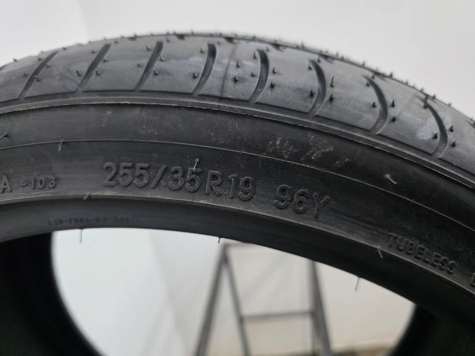 1бр лятна гума 255/35/19 TOYOTA L04690